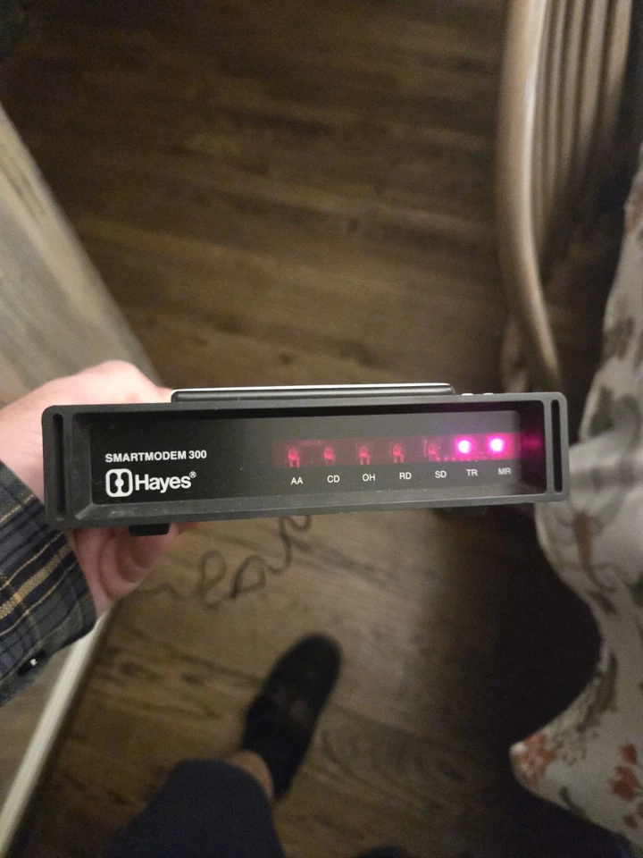 Hayes SmartModem 300 - powers up! in Box Boxed - Image 3 of 3