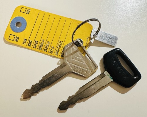 Toyota Motors Vintage Used OEM Keys 1981 Toyota Tercel Hatchback Collectors Item - Foto 1 di 2