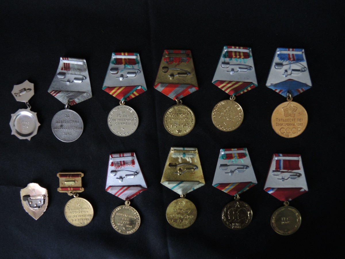 Lot De 20 Insignes Vintage De L'époque Soviétique (URSS