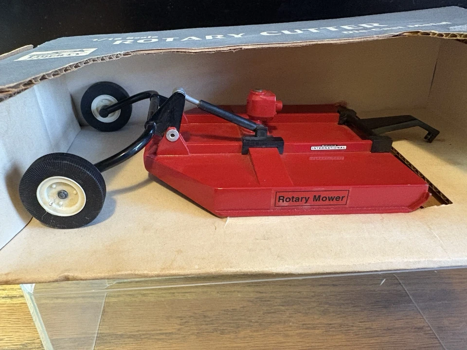 SPEC CAST ZJD 709 MCCORMICK INTERNATIONAL 1/16 ROTARY CUTTER NIB RARE HTF USA - Image 2 of 4