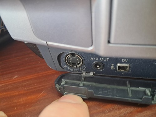 Sony PAL Handycam Camcorder - Digital8 - Video Transfer Camera DCR-TRV147E - Picture 9 of 24
