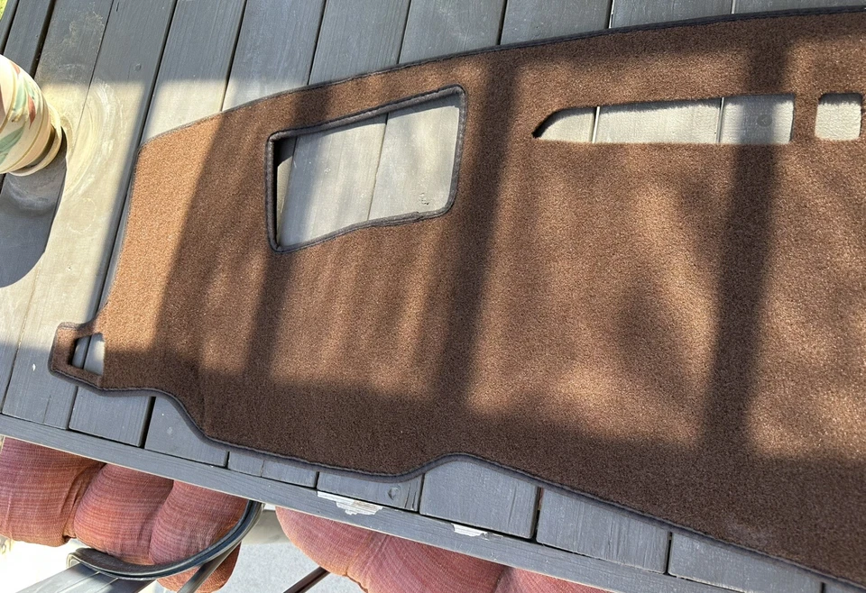 Чехол на приборную панель Dash Designs для 2022-2025 GMC Sierra 1500 (ковер) (темно-коричневый) - Изображение 4 из 4