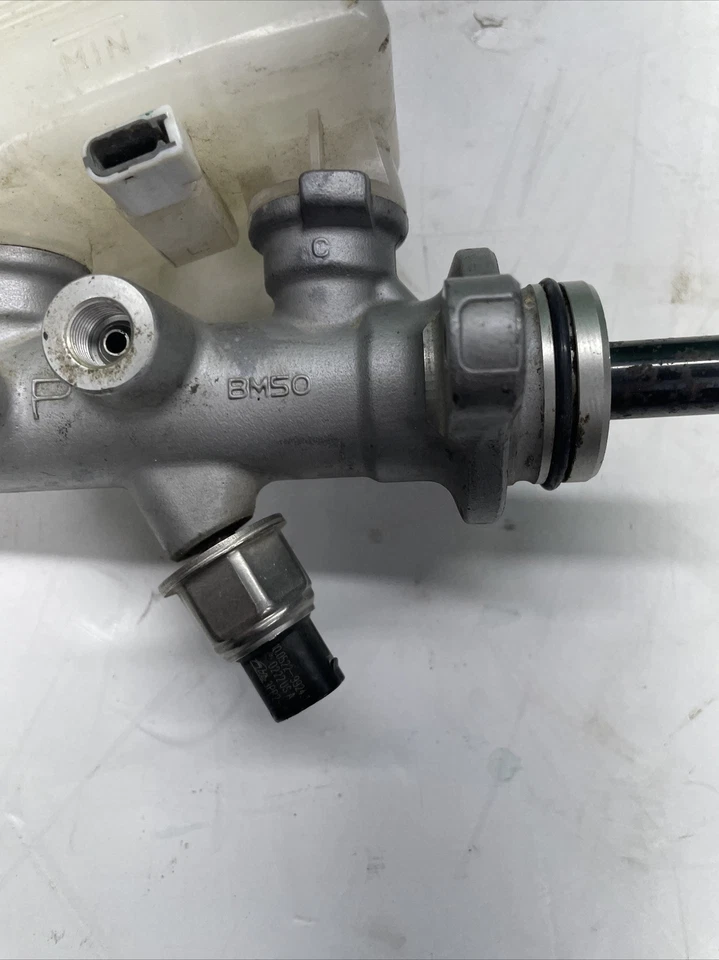 Nissan Pathfinder 2002-2004 cilindro maestro de freno centrado 34177QK fabricante original Foto 3 de 4