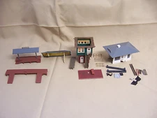 LOT HO train layout Assorted Building Pieces Roof Platform House plasticville