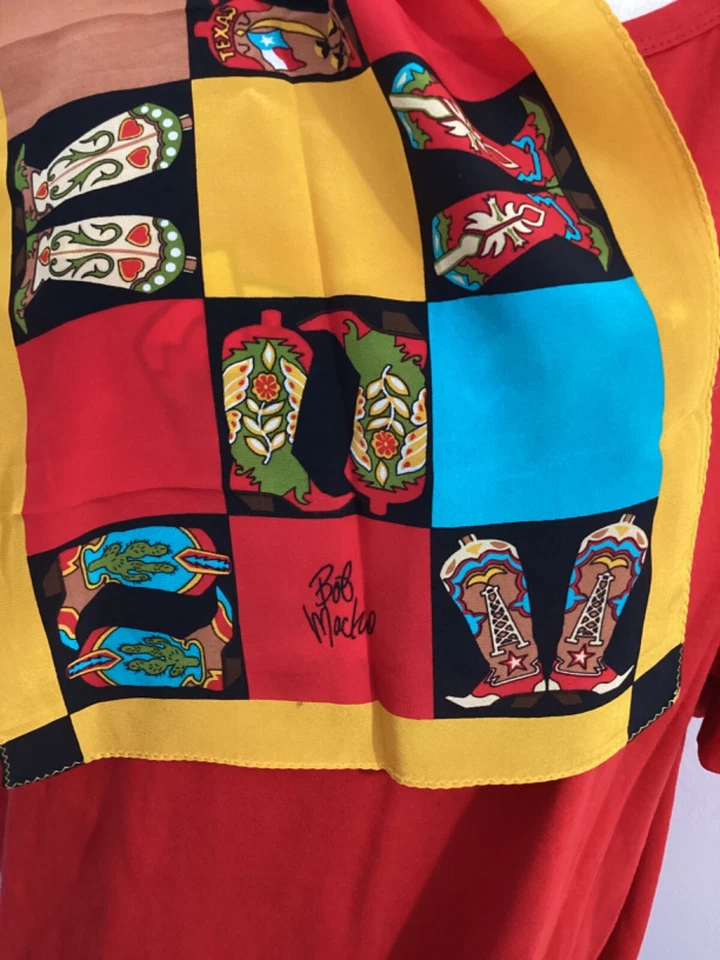 NUEVO CON ETIQUETAS DE COLECCIÓN BOB MACKIE CONJUNTO DE ARTE PORTÁTIL (2) CAMISETA ROJA BUFANDA BOTAS VAQUERAS OCCIDENTALES 2X Foto 4 de 4