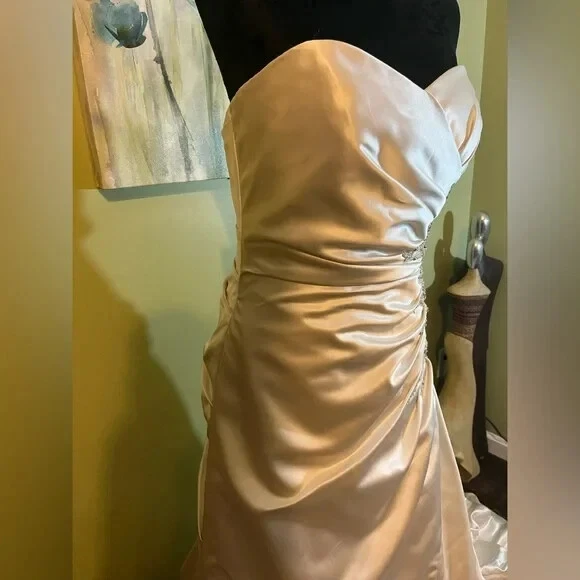 Satin Antique Wedding Gown with Sweetheart bodice and Chapel Train - Image 4 of 4