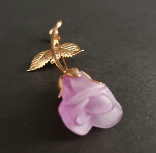 Beautiful Vintage LAVENDER Carved-Glass ROSE Brooch/Pin Gold-tone RARE - Picture 2 of 4