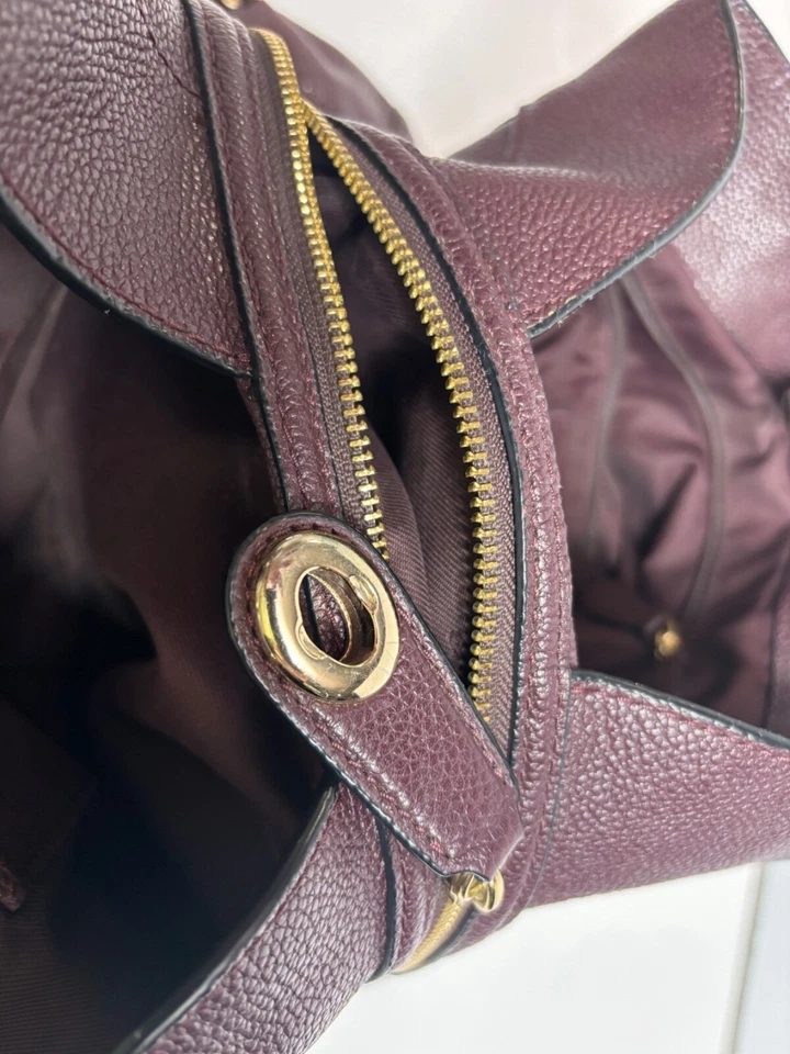 Bolso de hombro Coach Edie de cuero granulado púrpura con correa de cadena Turnlock Foto 4 de 4