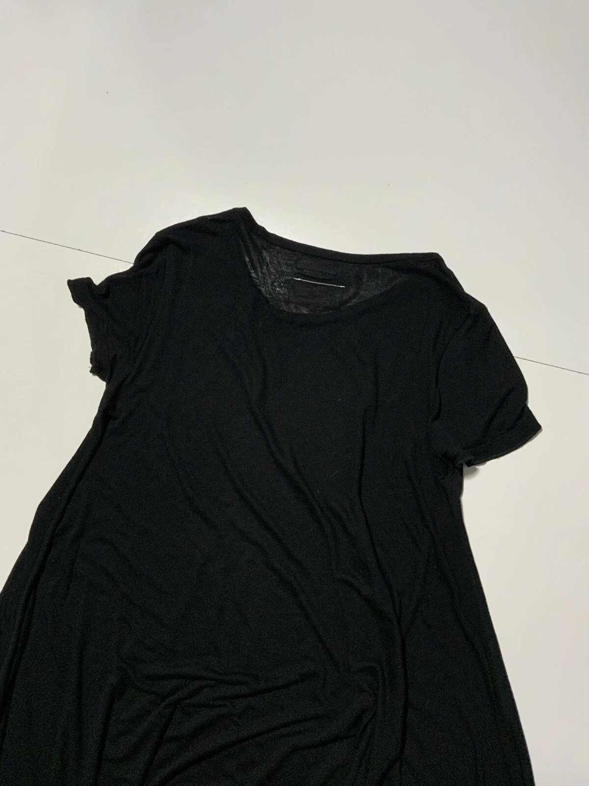 T shirt MM6 Maison Margiela Italy nera asimmetrica indossata da Tatum O'Neal