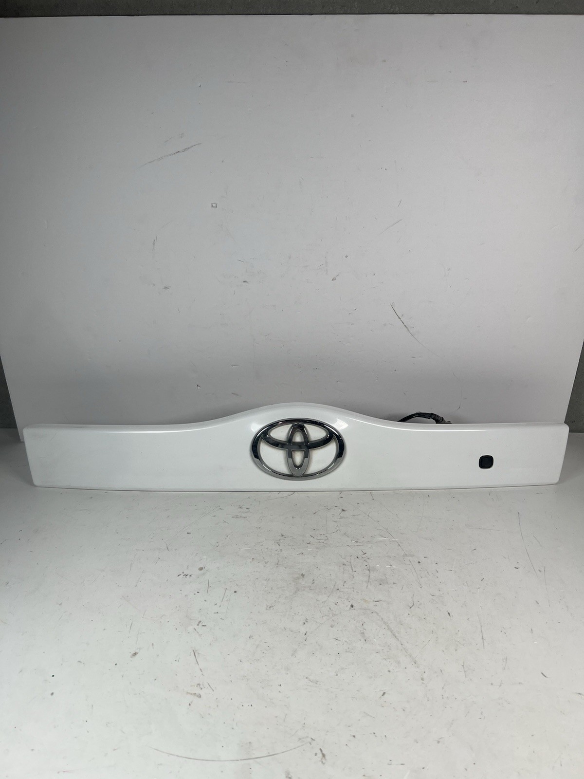 2004-2009 TOYOTA PRIUS REAR TRUNK TAILGATE HATCH TRIM MOLDING HANDLE