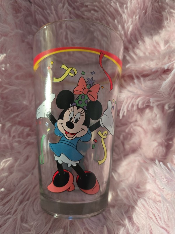 16 Oz Minnie Mouse Celebrating Glass.  Gibson.