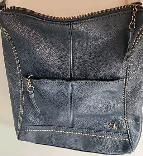 حقيبة كروسبودي من الجلد من ذا ساك للنساء - حزام قابل للتعديل مع جيوب بسحاب، لون أزرق ترابي