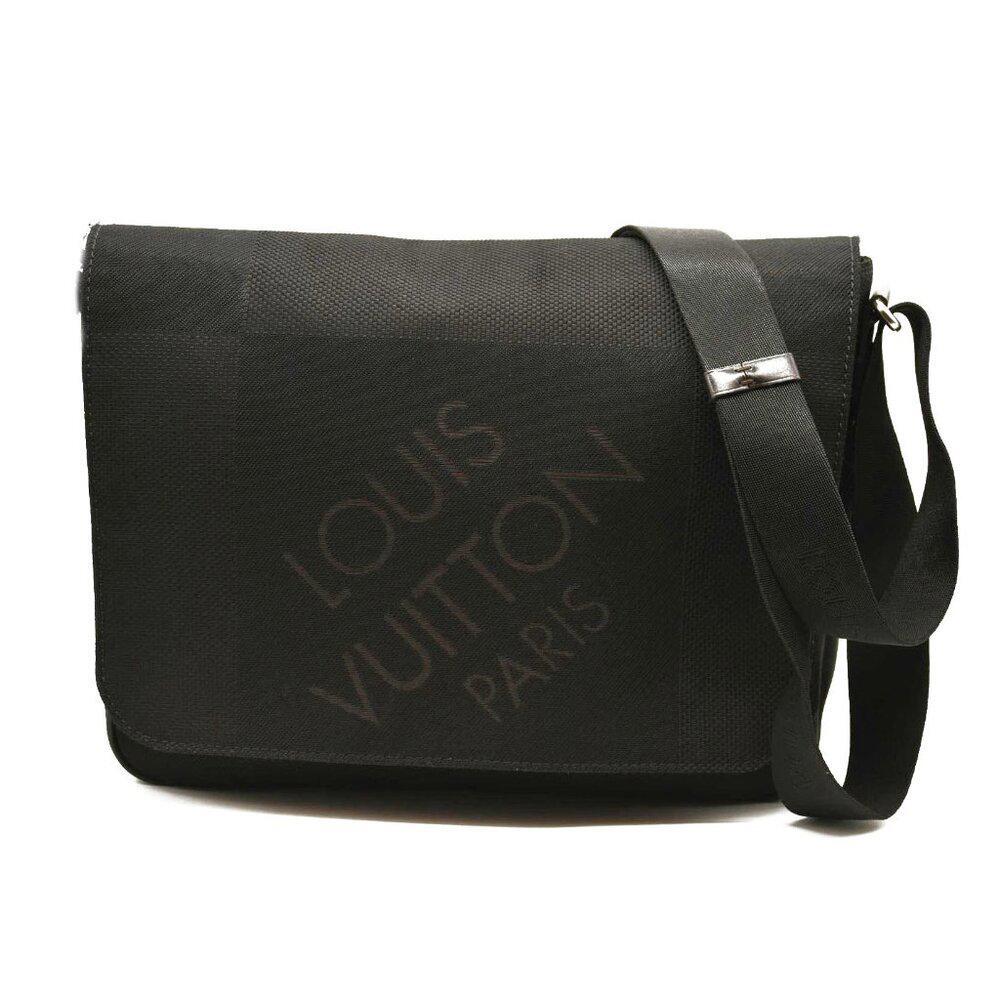 LOUIS VUITTON Damier Geant Petit Messenger Bag Black VI5008 LOUIS VUITTON Damier Geant Petit Messenger Bag Black VI5008