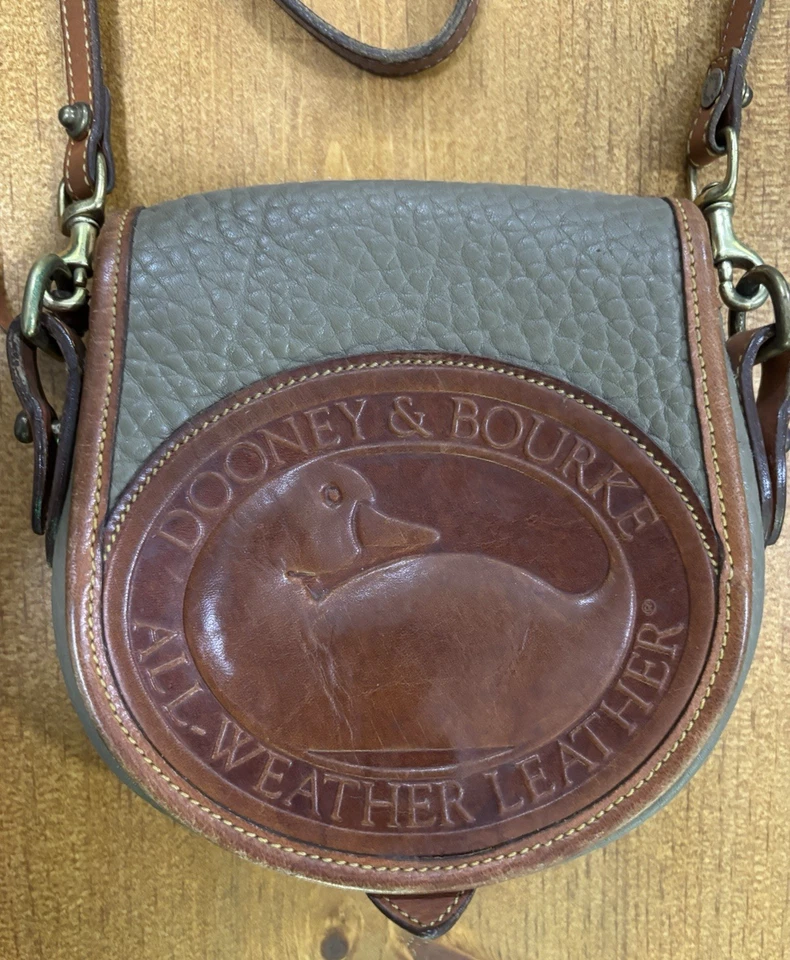 复古 Dooney & Bourke 全天候皮革鸭标志鞍袋美国灰褐色斜挎包 — 第 2/4 张图片