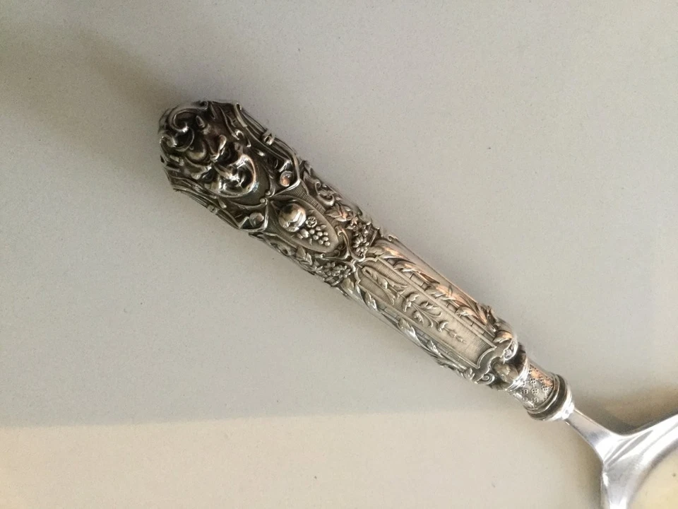 Vajilla antigua plateada con cucharada de miga de caña y cartón vintage para servir siglo XIX Foto 2 de 4