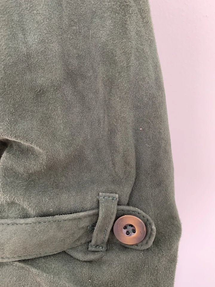 Chaqueta corta ajustada Badgely Mischka para mujer de gamuza verde oscuro, talla pequeña Foto 4 de 4