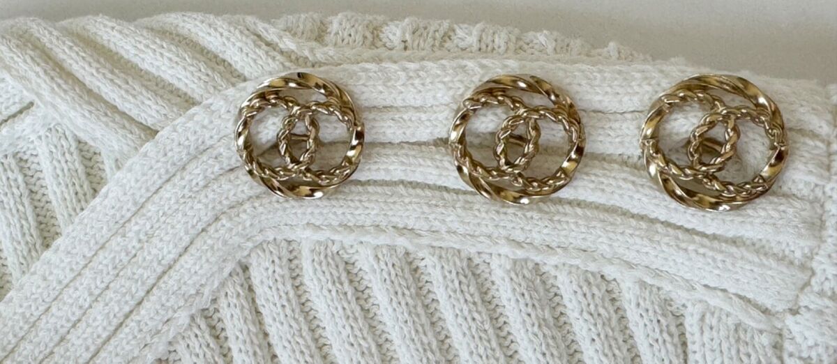 NWT 20P CHANEL WHITE RIBBED KNIT CC LOGO BUTTONS MINI DRESS NWT 20P CHANEL WHITE RIBBED KNIT CC LOGO BUTTONS MINI DRESS