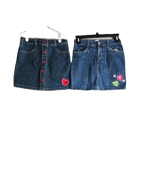 Little girl pairing a denim skirt with a trendy top | Premium AI
