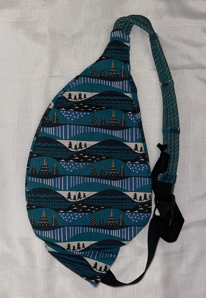 Bolso Bandolera Kavu "Winterscape" Cuerda Azul Verde Montañas Árboles Foto 3 de 4