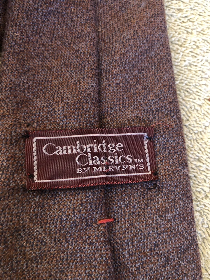 Corbata de lana de cordero tejida gris/roja escocesa Cambridge Classics de Mervyn’s Foto 2 de 4