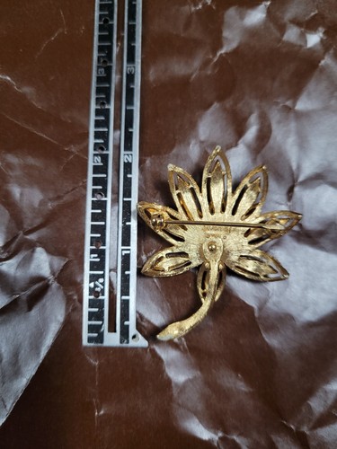 PIN DE HOJA DE TONO DORADO AVON DE COLECCIÓN ENVÍO GRATUITO - Imagen 2 de 2