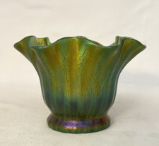 LUNDBERG STUDIOS ART GLASS GREEN IRIDESCENT 4.5" FLUTED VASE....SIGNED  MINT 