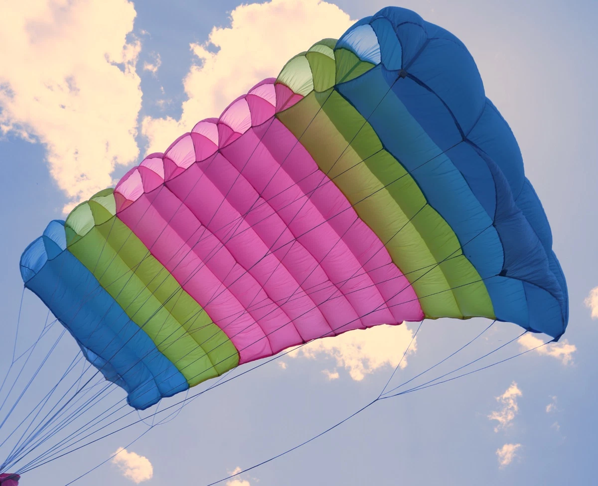 Vagney. Opération de pliage des parachutes de secours pour la sécurité