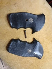 Pachmayr Charter Arms "Gripper" CHA-G Bulldog Revolver Finger Groves Grips