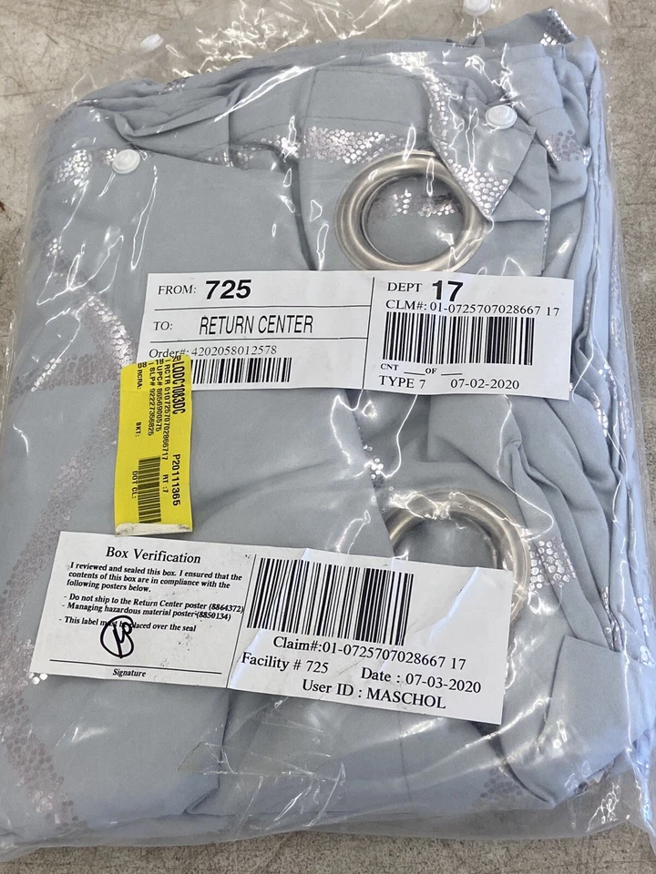 Panel de ventana de lujo gris geométrico metálico plateado BLACKOUT - 50x84" Foto 4 de 4