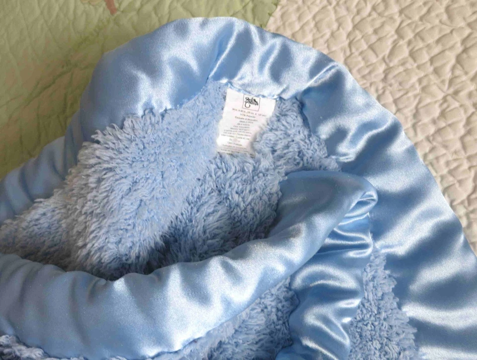 Sobre Rojo Poliéster Azul Grueso Esponjoso Felpa con Borde Satinado Bebé Niño Manta Usada en Excelente Condición Foto 2 de 3