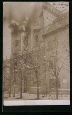 AK Berlin, Strassenkampf 24.12.18, Volltreffer am Marstall-Gebäude 
