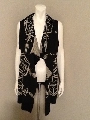 PRINTED CREAM BLACK LIGHT WEIGHT SWEATER VEST NEW WITHOUT TAGS SIZE MEDIUM