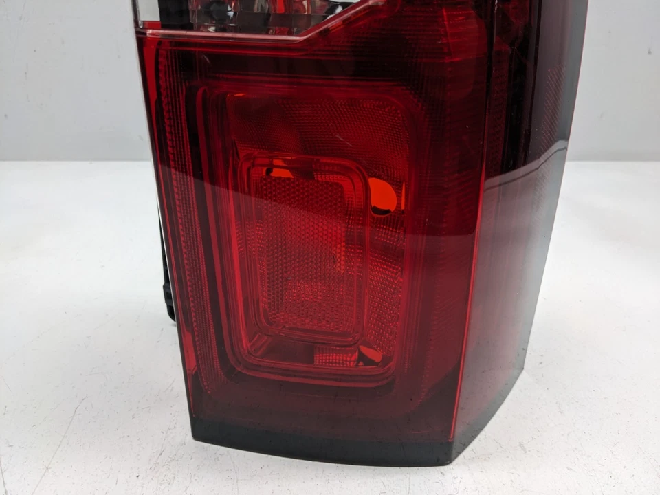 Luz trasera derecha del pasajero Chevrolet Tahoe 2015-2020 TL62 Foto 3 de 4