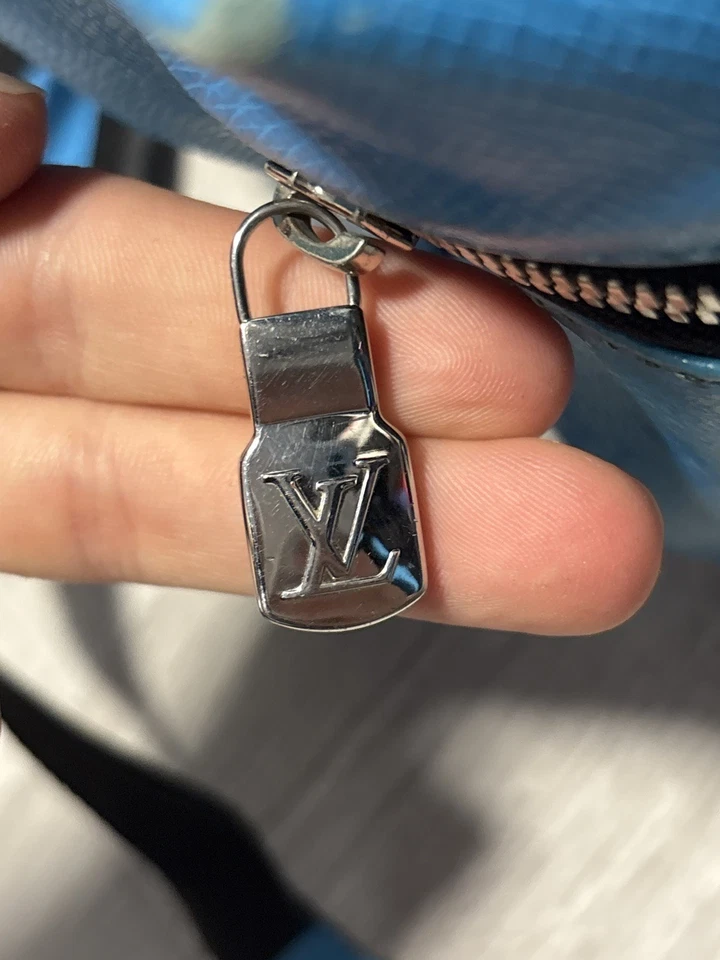 Mochila Louis Vuitton Discovery Vintage Rara Azul Taigalama M30409 Unisex Foto 2 de 4