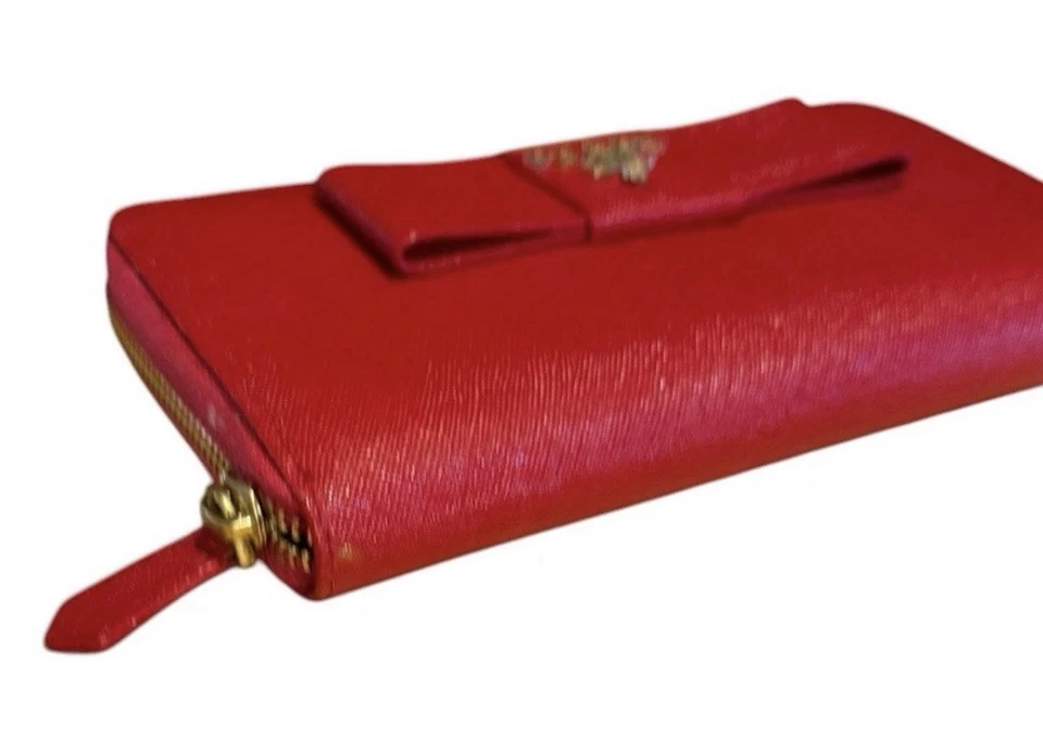 Cartera Prada Saffiano Lazo Cremallera Alrededor Continental Roja GHW Foto 4 de 4