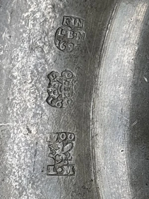 Assiette étain difféntes dates 1693 ? 1700 poinçons à identifier - Photo 1/4