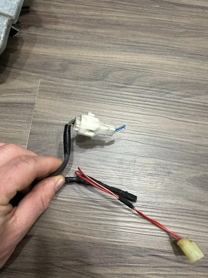 98 - 03 Toyota Sienna GENUINE OEM LEFT FRONT Door Lock Actuator USED OEM - Image 3 of 4