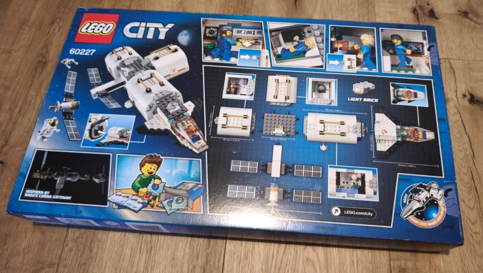 LEGO City 60227 Lunar Space Station, foto 2 di 2