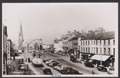 1960 RPPC POSTKARTE MARKTSTRASSE, BELEBTE STRASSENSZENE, LURGAN, NORDIRLAND