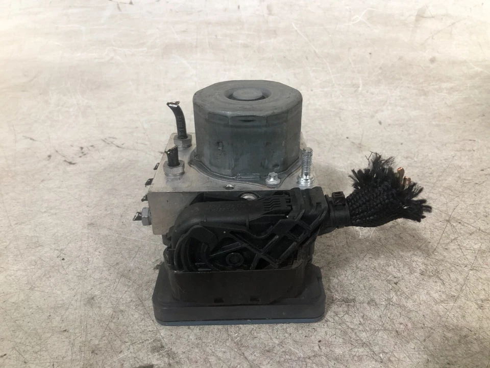 2017 Mercedes-Benz CLA250 ABS Anti-Lock Brake Pump Module Unit A0004313700 Foto 2 de 4