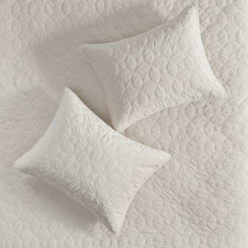 Gracie Mills Gayle 3-Piece Casual Geometric Velvet Quilt Set - Picture 4 of 49