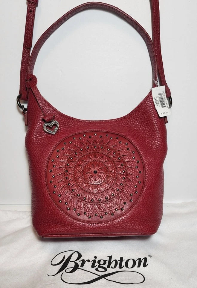 BOLSO BANDOLERA BRIGHTON FERRARA CHAROLETTE ETERNITY ROJO MEDALLÓN 3D NUEVO CON ETIQUETAS $365