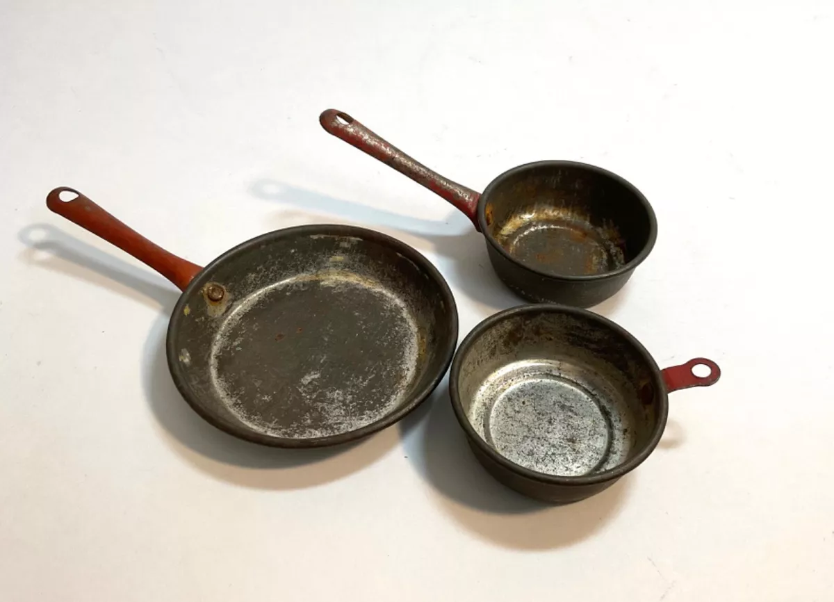 Vintage Children's Tin Red Handled Small Frying Pans Set of 3 Rust