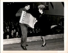 LD289 1940 Original Photo MARTHA RAYE MAKES THE SOLDIERS LAUGH CAMP UPTON NY