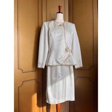 Vintage skirt suit in white with statement buttons, size 12
