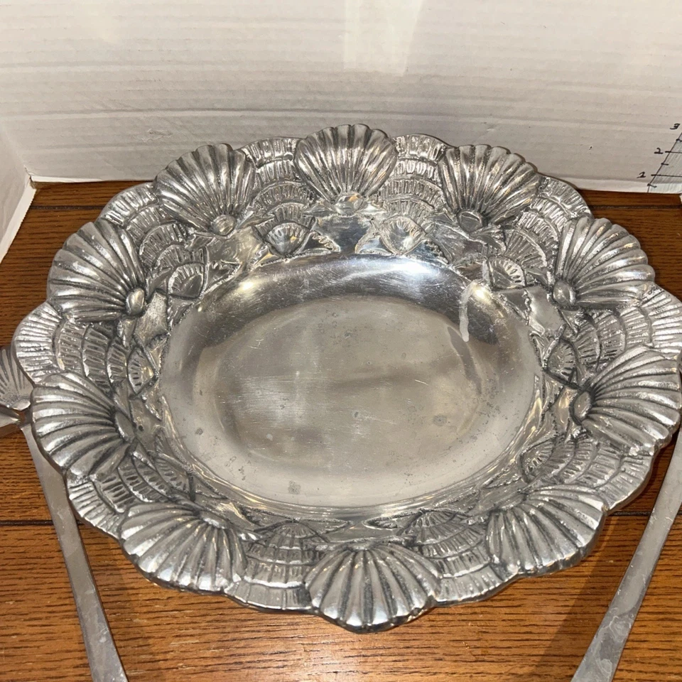 GRAN PARA SERVIR/ENSALADERA Y UTENSILIOS DE ALUMINIO CON MOTIVO DE CONCHA MARINA Foto 2 de 4