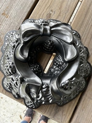 Nordic Ware Holiday Wreath Pan Bundt Cake Christmas Holly Pine Cones Made In USA