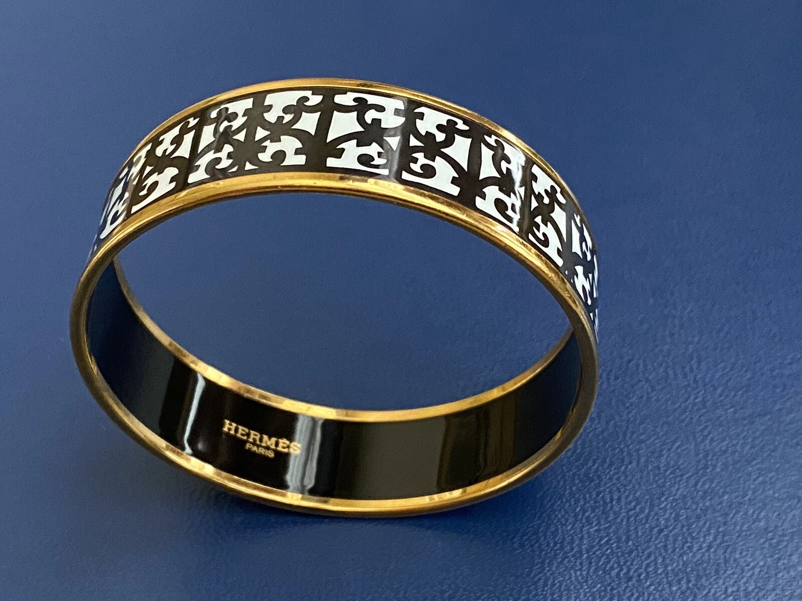 HERMÈS Bracciale HERMES smaltato bianco e nero con bordo tono oro