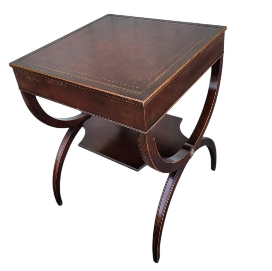 Antigua mesa Regency caoba con incrustaciones de cuero superior 1 cajón detalle estampado Foto 4 de 4