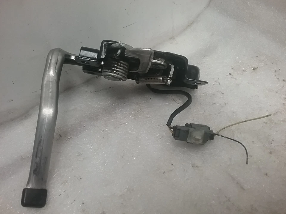 Cierre de bloqueo del capó delantero Honda Civic LX 2001-2005 (1,7 L automático) Foto 3 de 4